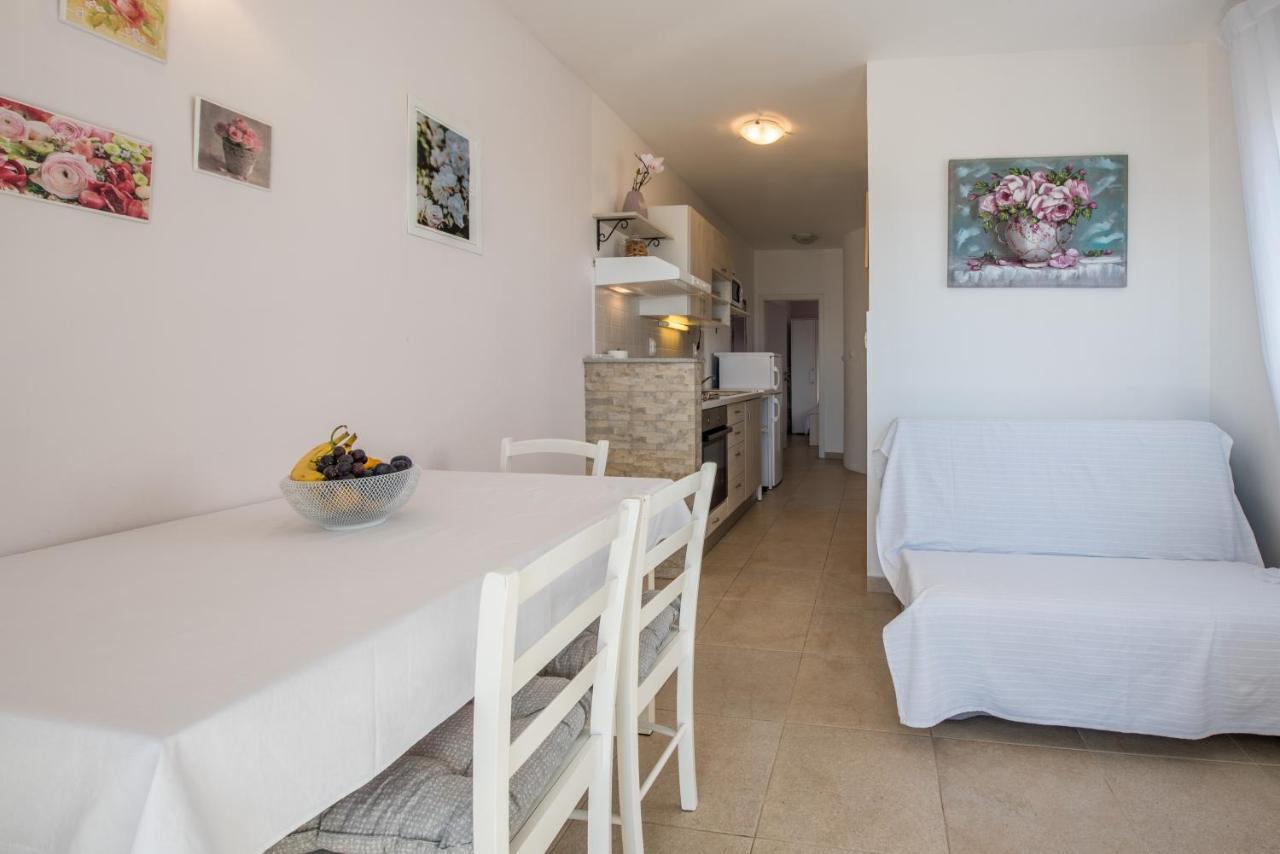 Apartments Amneris Trogir Bagian luar foto