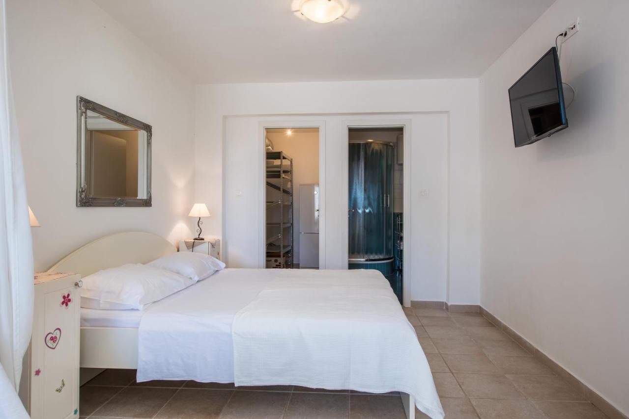 Apartments Amneris Trogir Bagian luar foto
