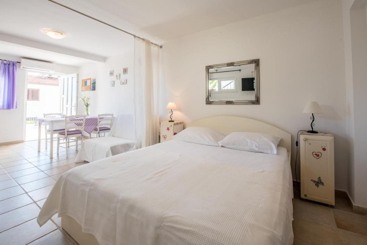 Apartments Amneris Trogir Bagian luar foto