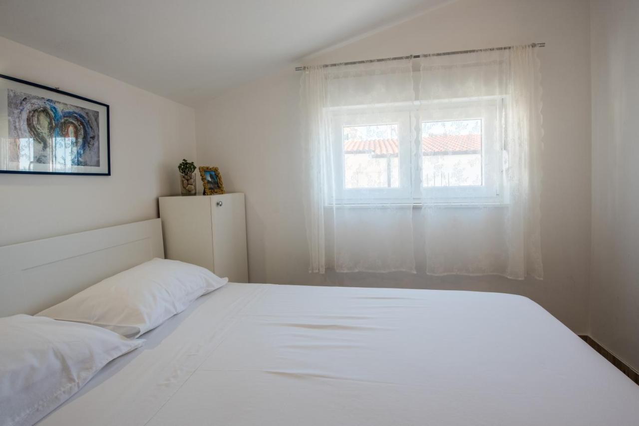 Apartments Amneris Trogir Bagian luar foto